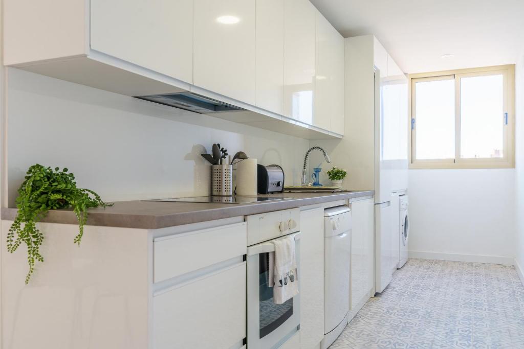 Kuchyň nebo kuchyňský kout v ubytování MalagaSuite Living Coast Fuengirola