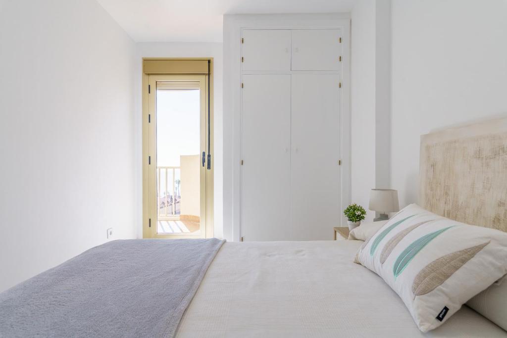 Postel nebo postele na pokoji v ubytování MalagaSuite Living Coast Fuengirola