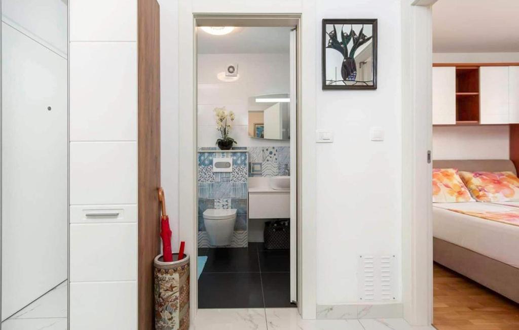 niewielka sypialnia z łóżkiem i łazienką w obiekcie Apartment Valsaline 2182 w Puli