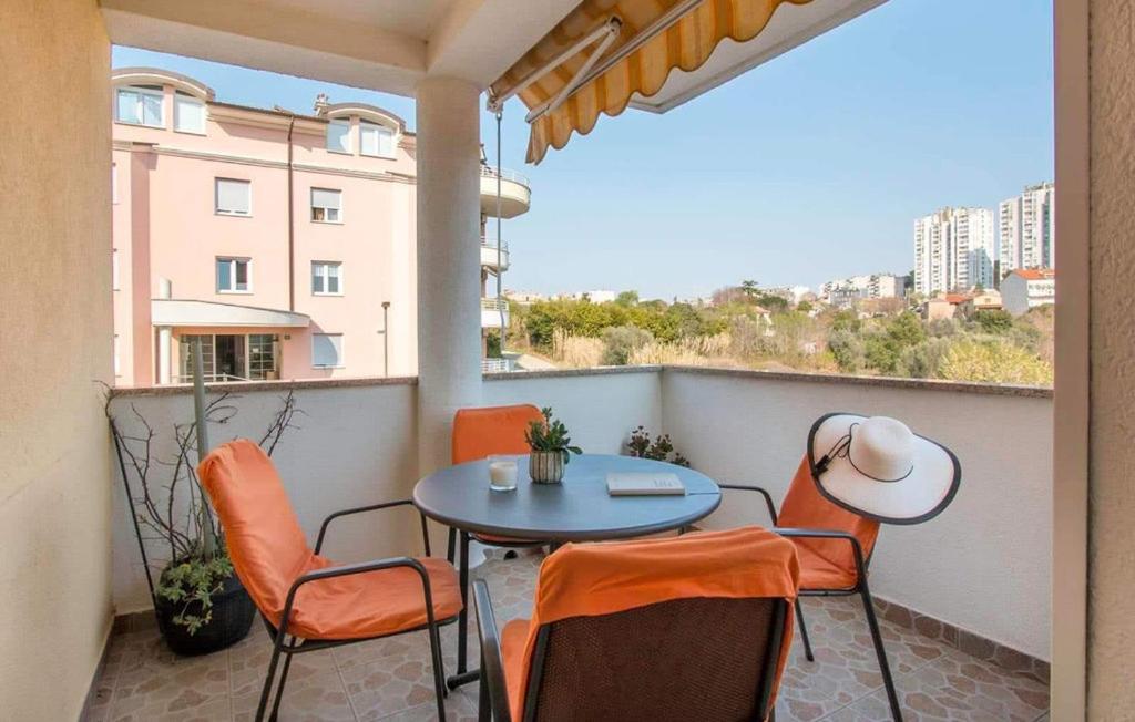taras ze stołem i krzesłami na balkonie w obiekcie Apartment Valsaline 2182 w Puli