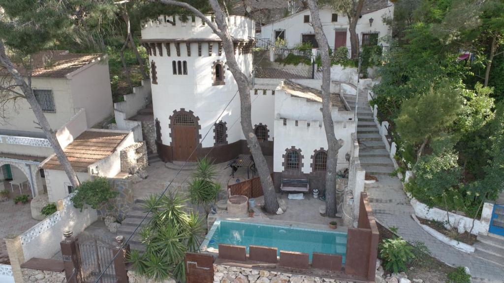 an aerial view of a house with a swimming pool at Casa Rural el Castillico in Yecla