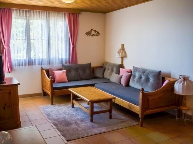 A seating area at LivGood Appartements Gerlitzen