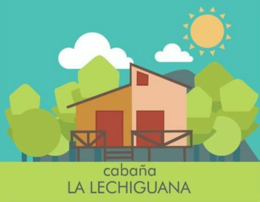 un bâtiment avec des arbres et les mots calabria la lezlezma dans l'établissement Cabaña La Lechiguana, à Maldonado