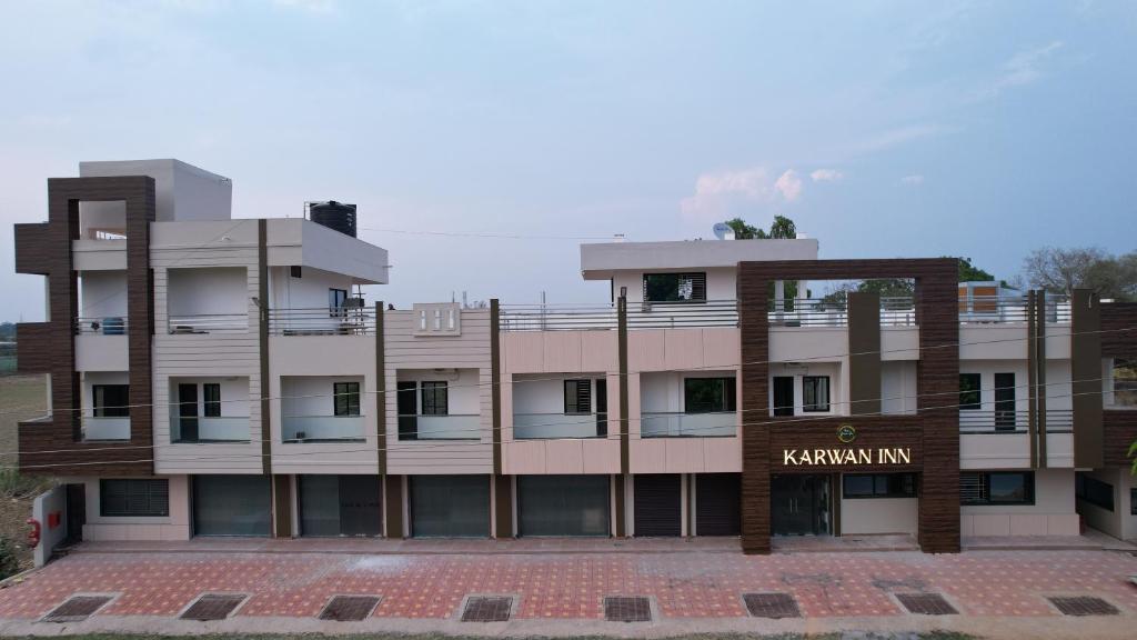 een gebouw met een bord ervoor bij Bajaj's Karwan Inn in Jagdalpur