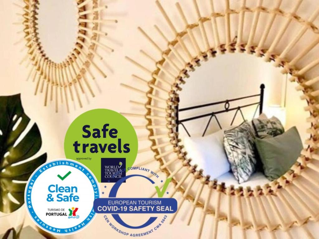 un cartello che dice buon viaggio con uno specchio circolare di Caíque - Apartamento com 3 Quartos na Zona Típica de Olhão, Algarve, Portugal a Olhão