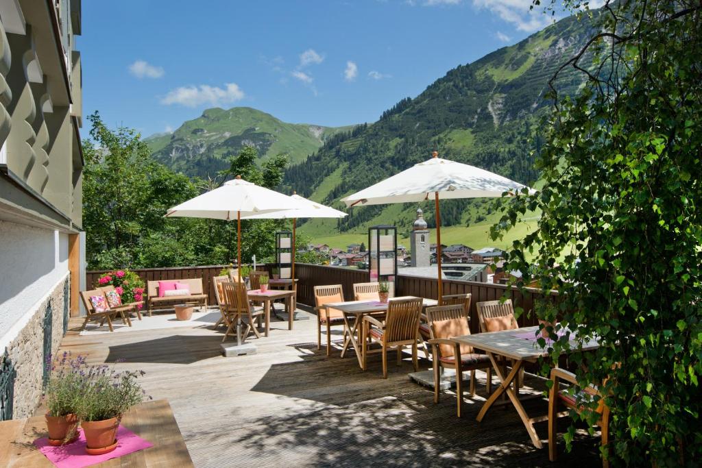 Nespecifikovaný výhled na hory nebo výhled na hory při pohledu z hotelu