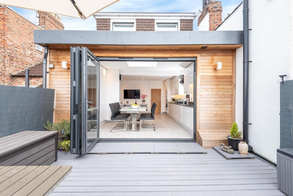 Modern Minimalist Duplex Apartment I Pass The Keys
