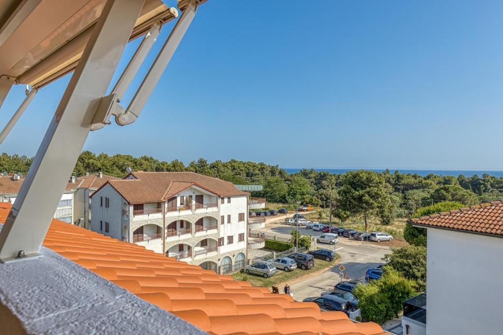 - une vue depuis le balcon d'un bâtiment dans l'établissement Enjoy at L&C, à Rovinj