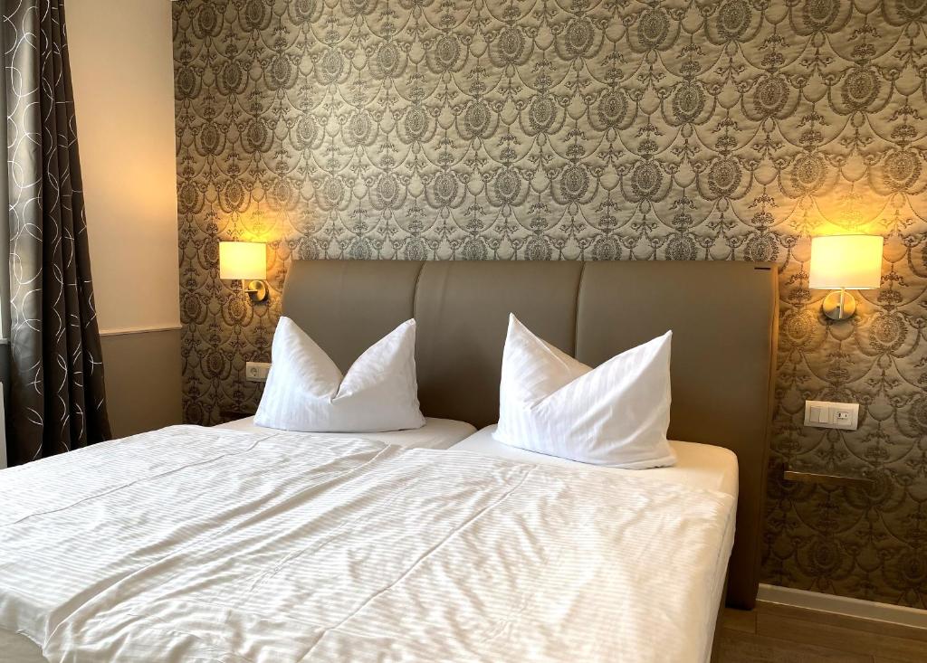 Postel nebo postele na pokoji v ubytování Hotel zum Hafen