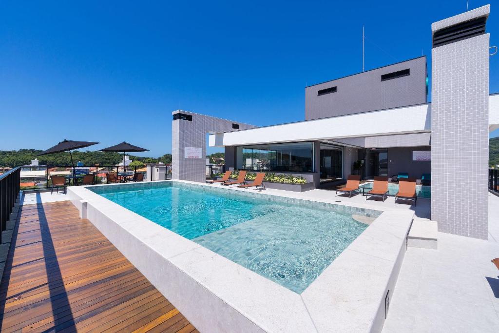 a swimming pool on the roof of a house at Adra 106 - Apartamento no centro de Bombinhas - Rooftop com piscina e academia - À poucos metros da praia - (Consultar serviços de roupas de cama e banho) in Bombinhas
