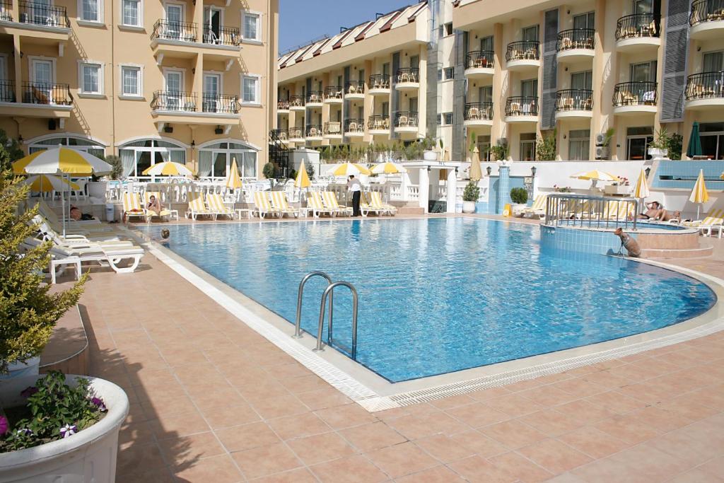 Bazén v ubytování Hotel Sinatra - All Inclusive nebo v jeho okolí