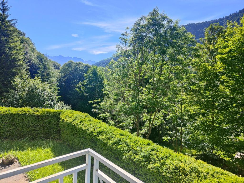 una escalera con vistas a las montañas en Petit coin de paradis en plein centre de Barèges, en Barèges