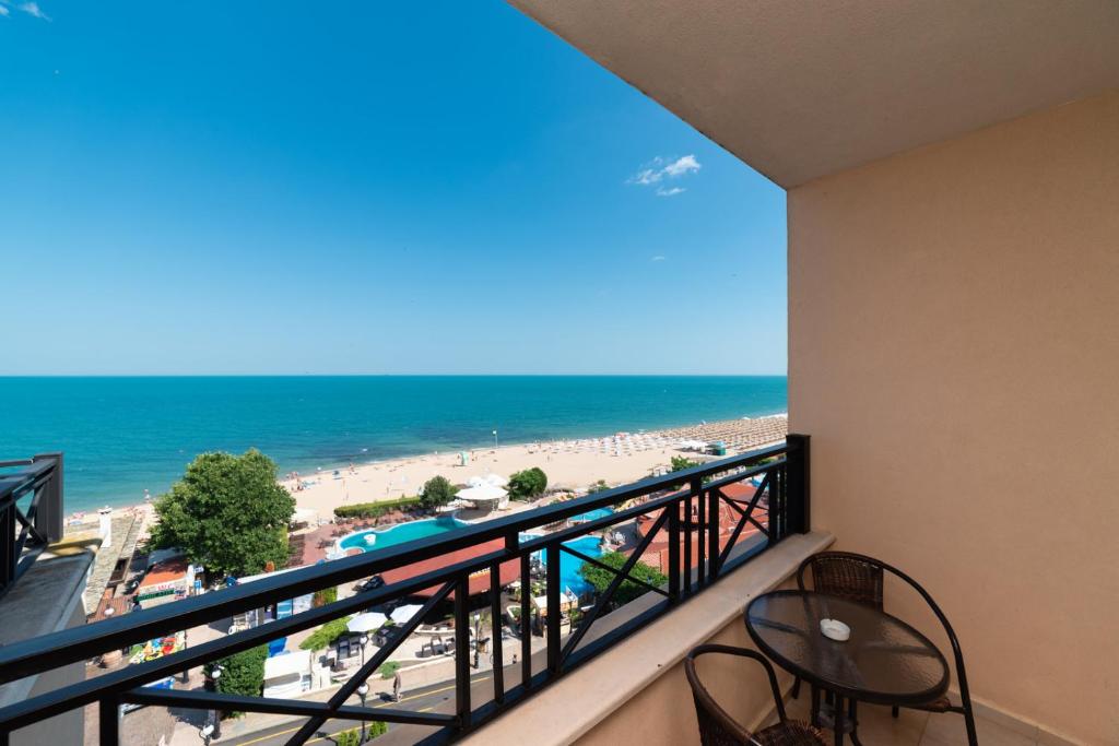 balcón con sillas y vistas a la playa en Admiral Amazing Sea View, en Golden Sands
