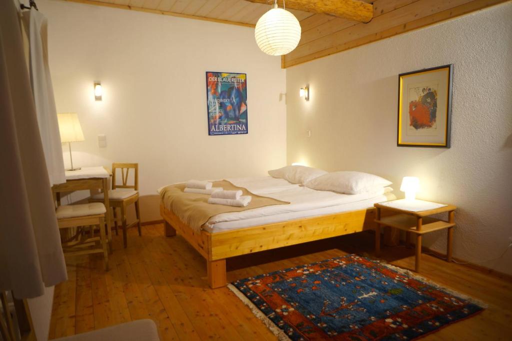 Tempat tidur dalam kamar di Ferienwohnung Josefine