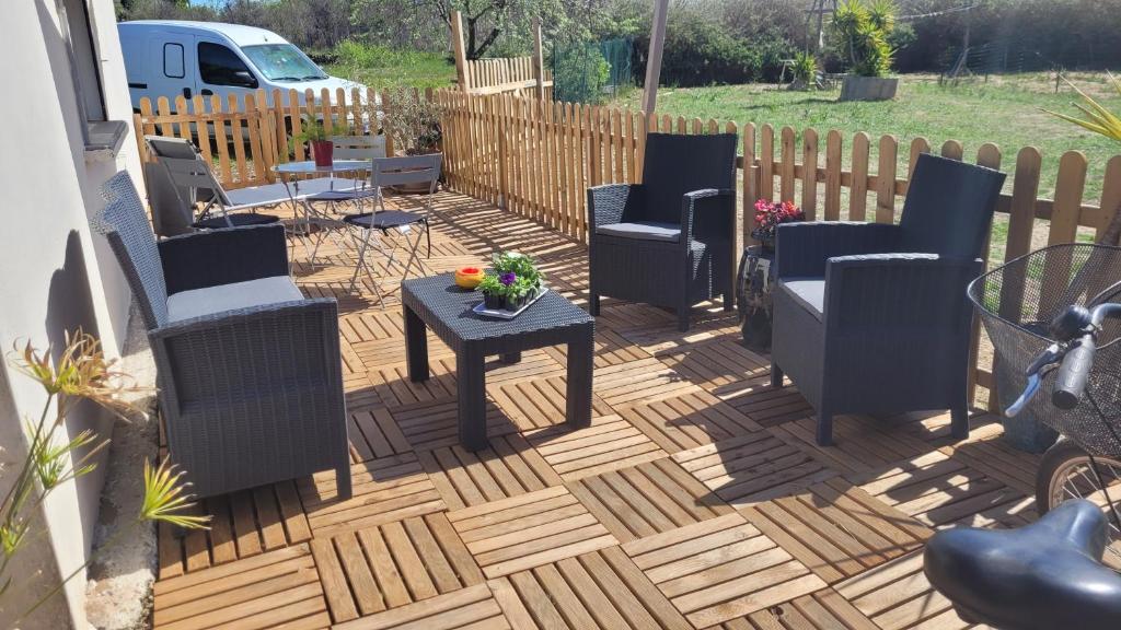 Posedenie v ubytovaní Résidence CAENEE, le dépaysement Naturiste en été avec l'atypique studio climatisé "vintage" en sous pente, sa "paillote" avec jacuzzi, entouré de verdure, planchagrill, transats, vélos gratuits, wifi 5G, Travel Proud LGBTQI, chiens admis