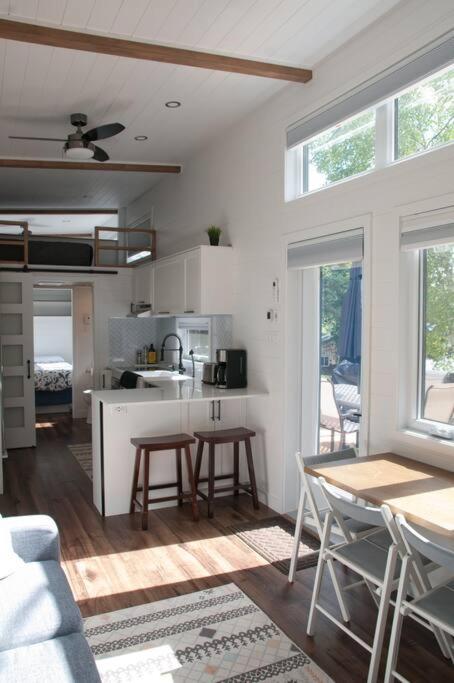 Saint ZenonLa Magnolia的配有桌椅的厨房和客厅