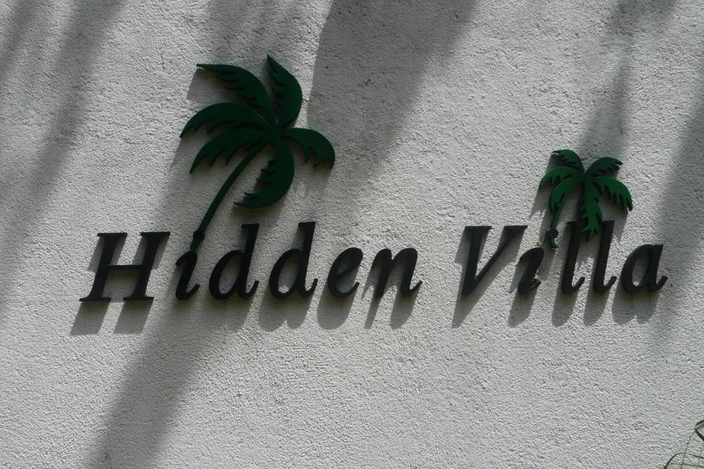 Vottorð, verðlaun, skilti eða annað skjal til sýnis á Hidden Villa