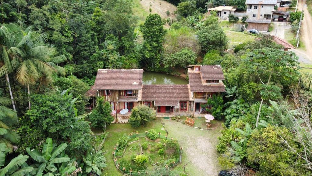 widok z powietrza na dom w lesie w obiekcie Quinta da Gavea - Hospedaria e Quintal Criativo w mieście Rodeio