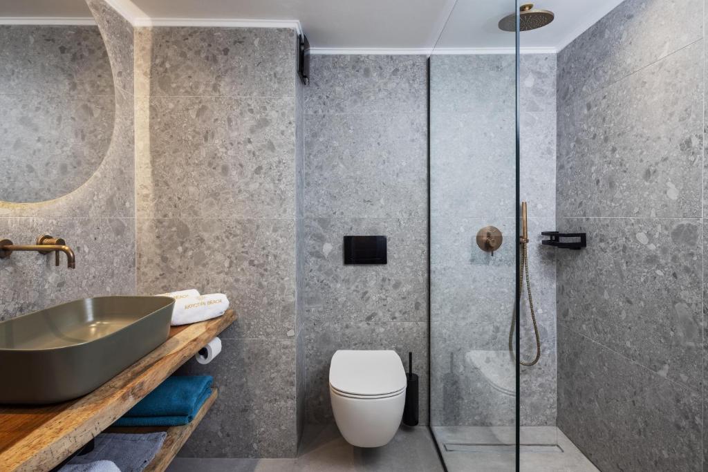 Koupelna v ubytování Akrotiri Beach Resort Hotel - Adult Friendly