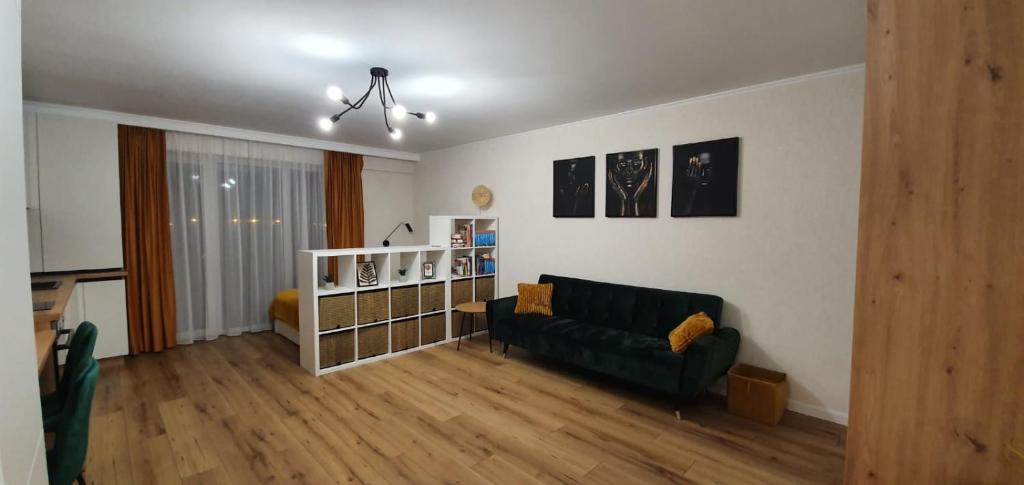 uma sala de estar com um sofá preto num quarto em Hara House em Cluj-Napoca