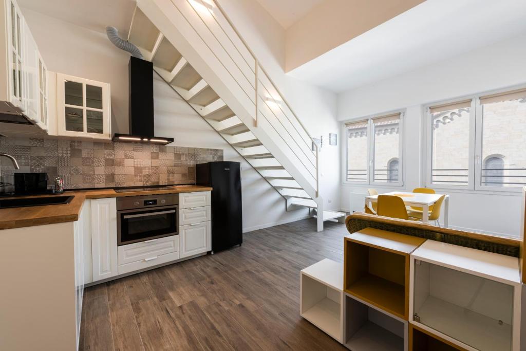 Kuchyňa alebo kuchynka v ubytovaní Ruote Stylish Loft by Mmega