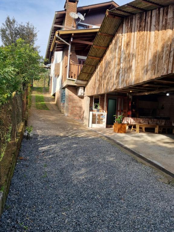 an empty road next to a wooden building at Casa elmar in Canela