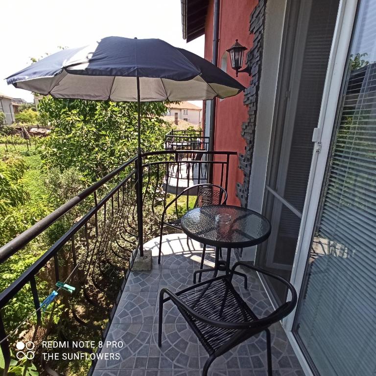 A balcony or terrace at Guest House Sunflowers