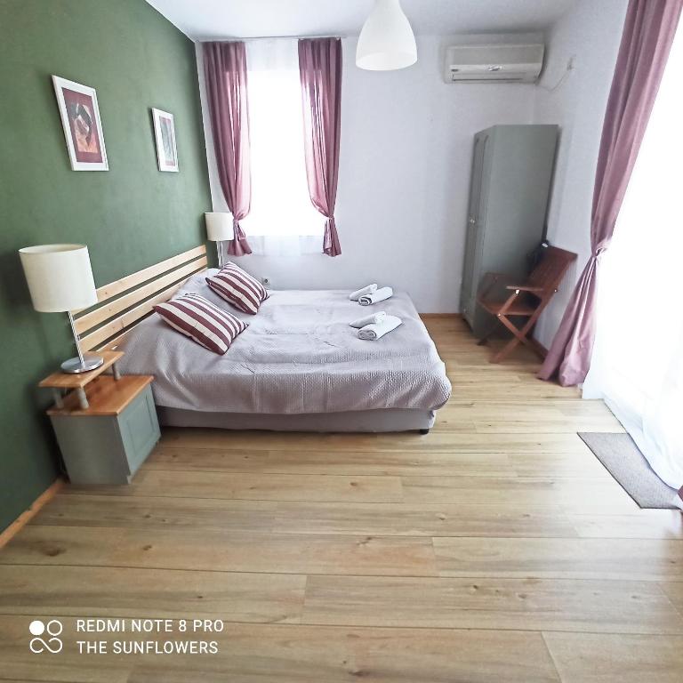 A bed or beds in a room at Guest House Sunflowers