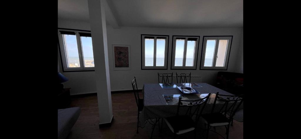 Fotografie z fotogalerie ubytování Le Panoramique. Appartement vue mer. v destinaci Saint-Valéry-en-Caux