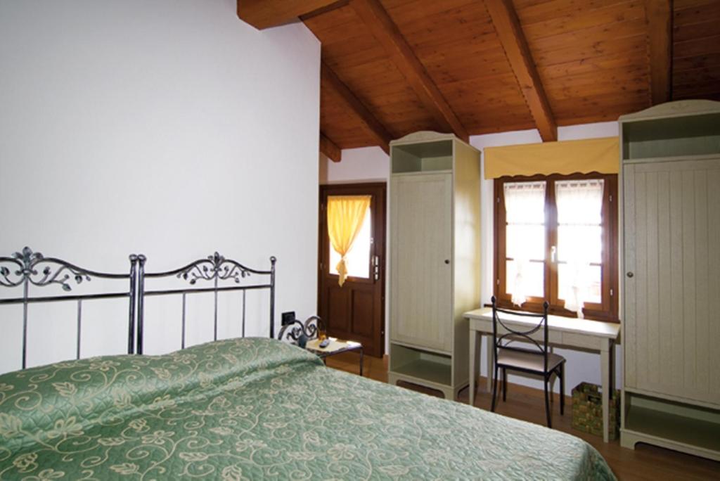 A bed or beds in a room at Ciase dal Orcul