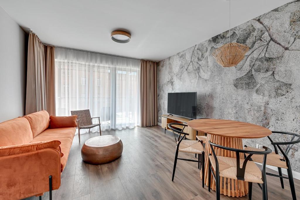 格但斯克的住宿－Gdańsk Comfort Apartaments Łąkowa，客厅配有沙发和桌子
