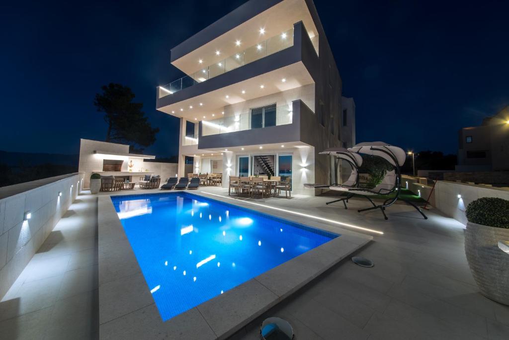 Bazén v ubytování Zitab Luxury Apartment nebo v jeho okolí