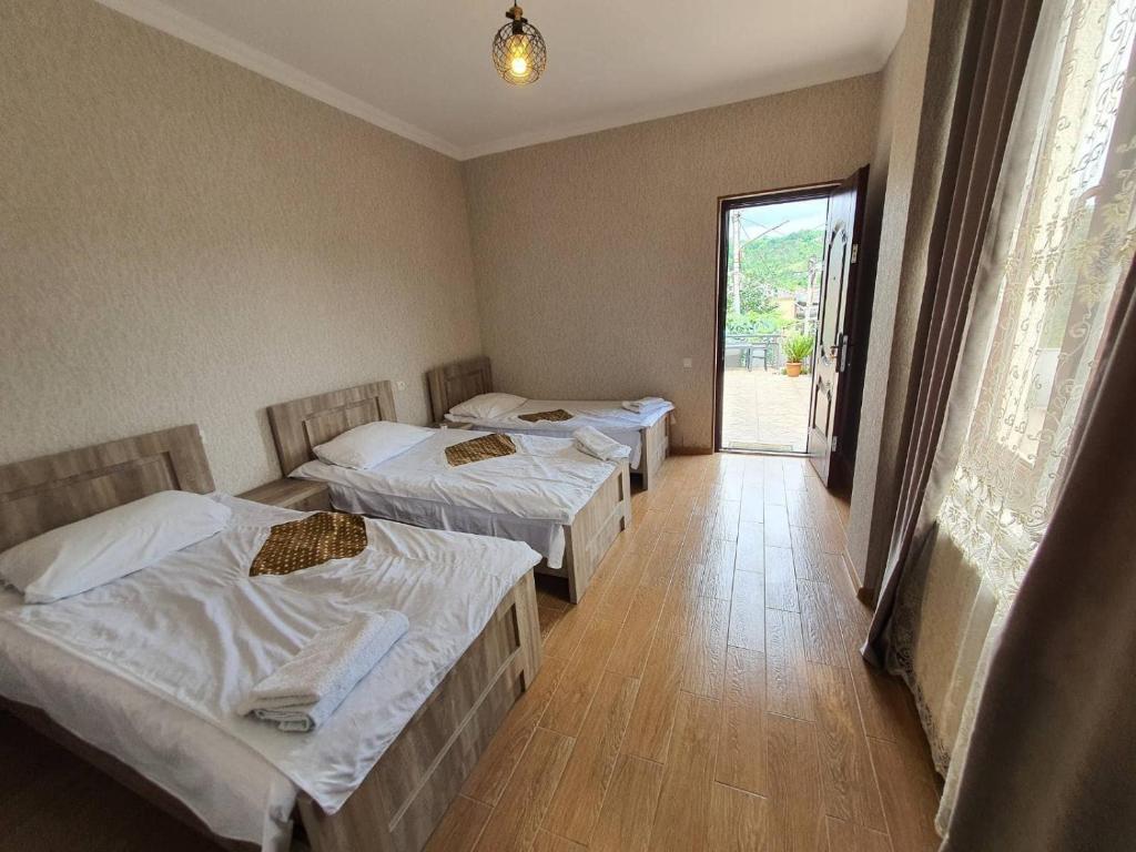 Postel nebo postele na pokoji v ubytování Lime Hill Hotel
