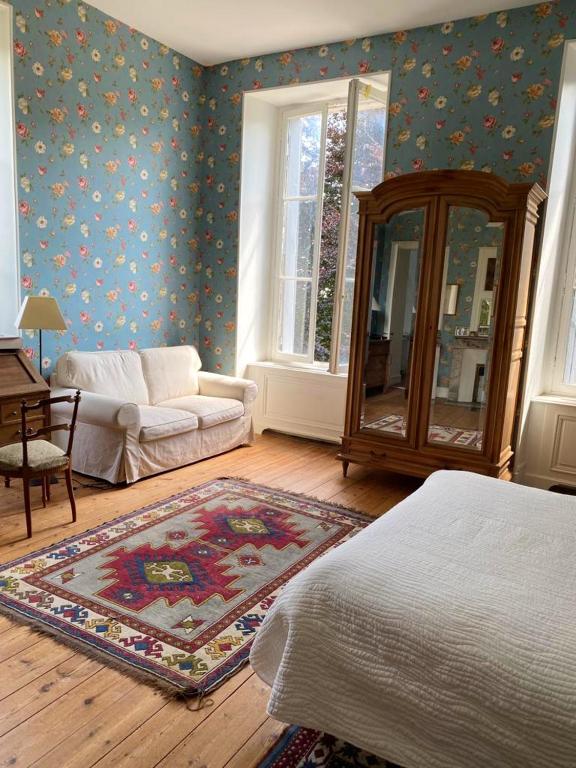Łóżko lub łóżka w pokoju w obiekcie Manoir majestueux à Chaniers avec piscine privée