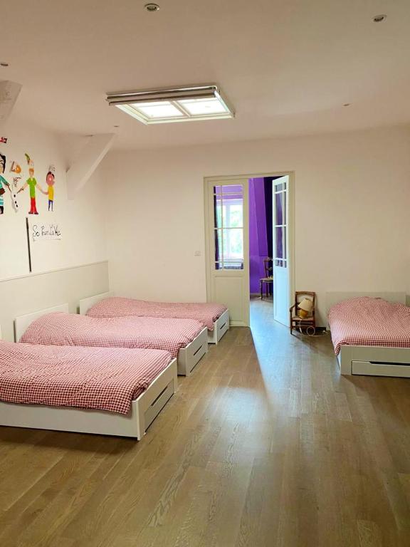 Łóżko lub łóżka w pokoju w obiekcie Manoir majestueux à Chaniers avec piscine privée