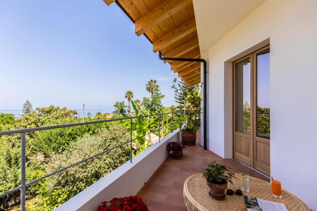 Elle comprend un balcon offrant une vue sur l'océan. dans l'établissement HibiscusUno Tropea Residence, à Tropea
