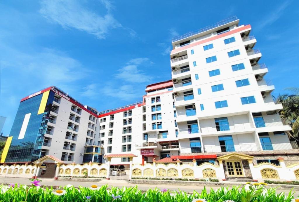 科克斯巴扎爾的住宿－Hotel Sea World Cox's Bazar，一座白色的大公寓楼,后面有蓝天