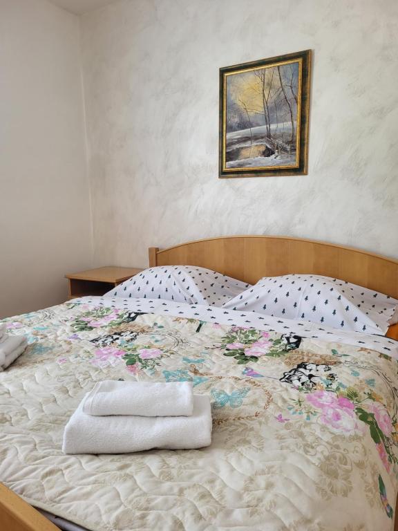 Dom Bystrá pod Chopkom & wellness في بيسترا: غرفة نوم عليها سرير وفوط