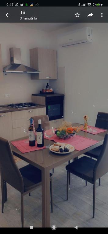 A kitchen or kitchenette at Appartamento solare