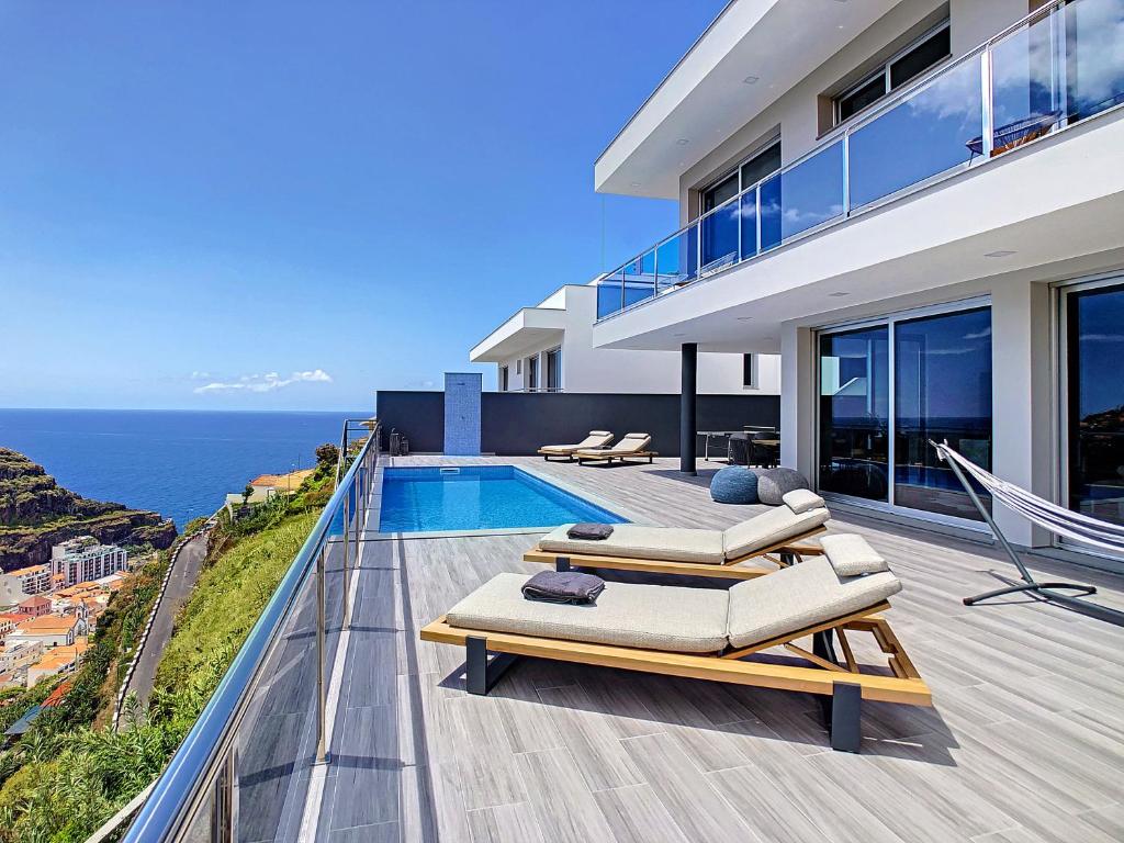 Casa con balcón con piscina y océano en Wild River Villa by LovelyStay, en Ribeira Brava