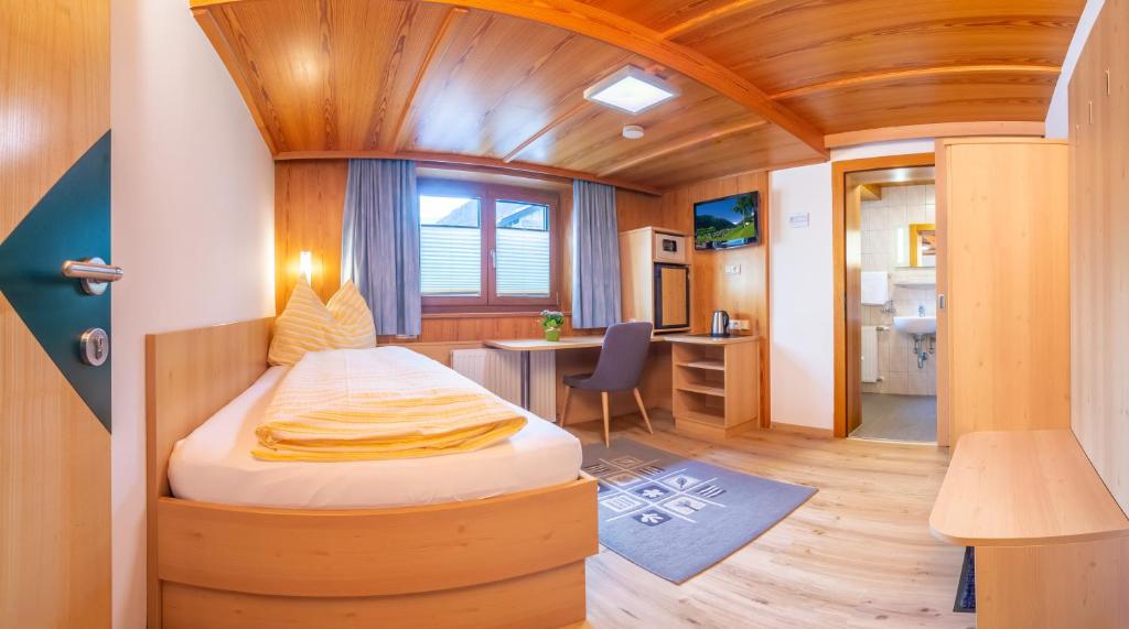 Postel nebo postele na pokoji v ubytování Pension Tina