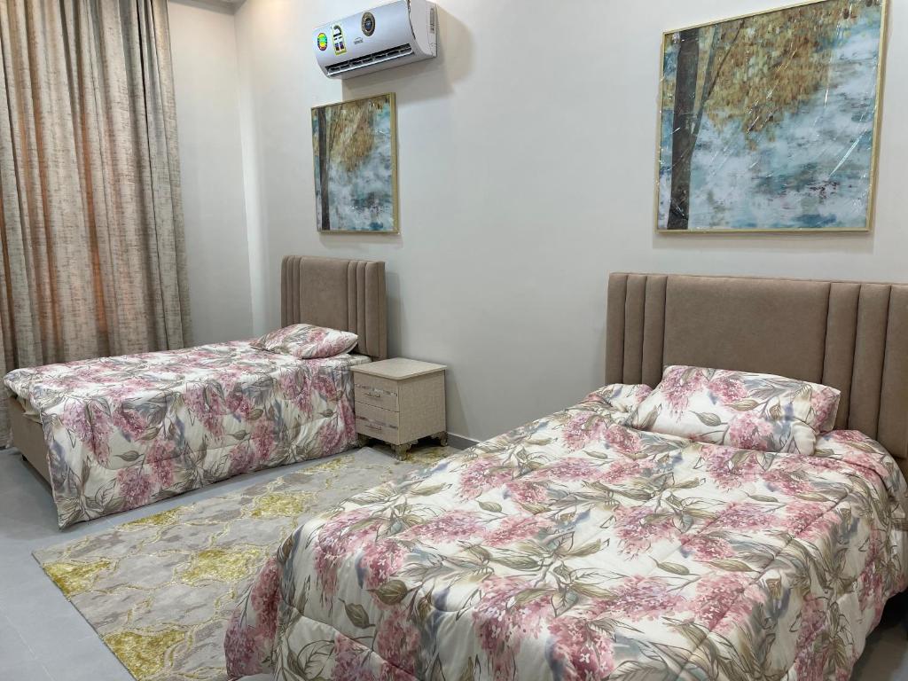 Postel nebo postele na pokoji v ubytování Taqah Hills; طاقة هيلز