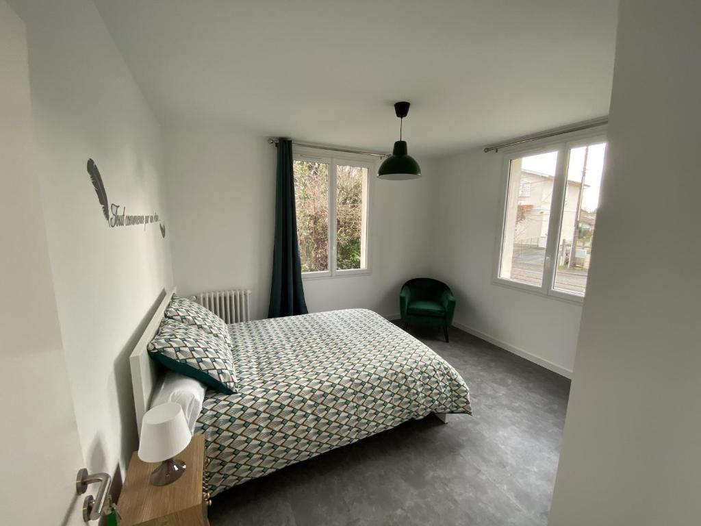 a bedroom with a bed and a window at Boulevard de lattre de tassigny RDCh in Saint-Paul-lès-Dax