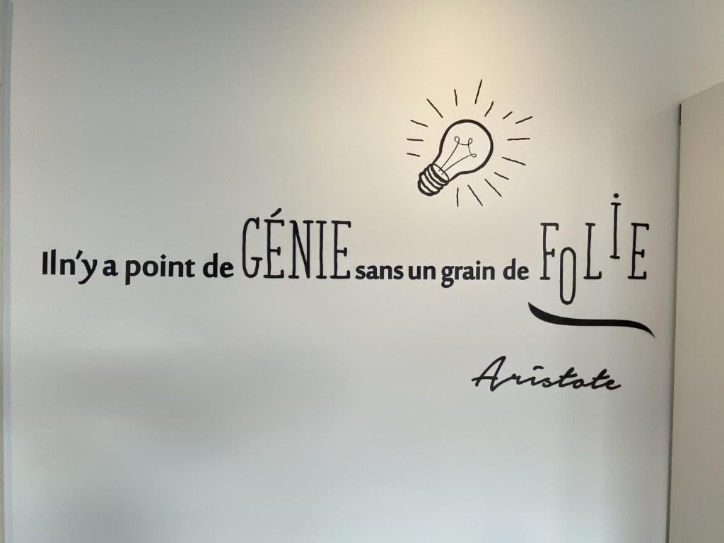 a drawing of a light bulb on a wall at Boulevard de lattre de tassigny RDCh in Saint-Paul-lès-Dax