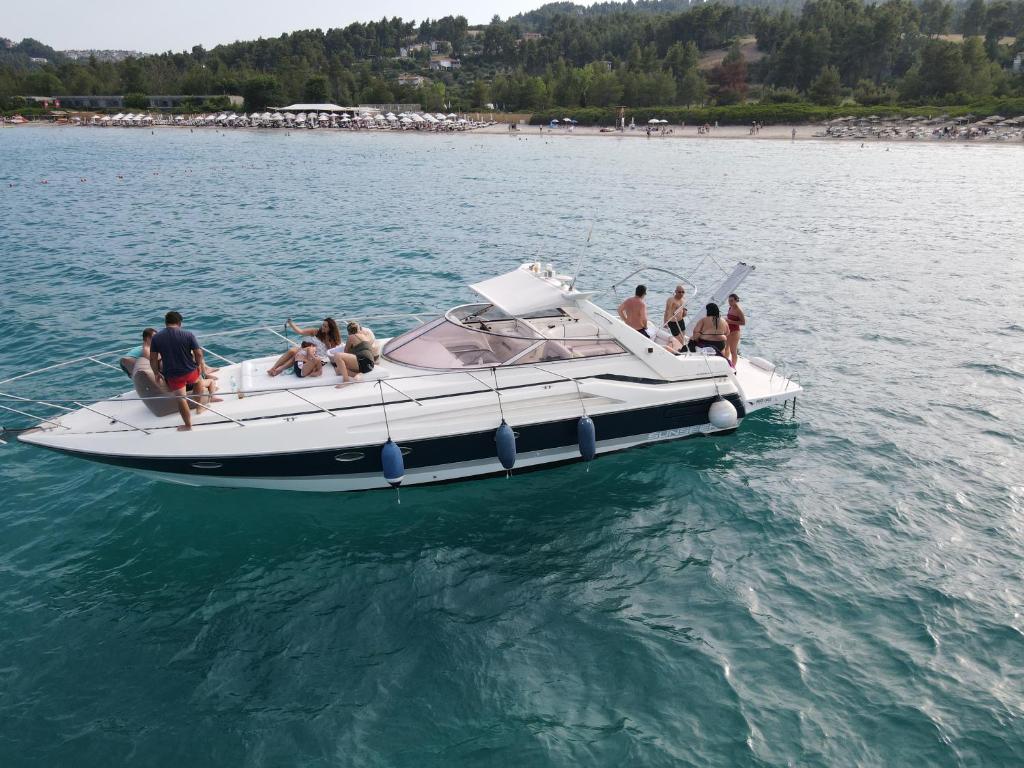 een groep mensen op een boot in het water bij White Eagle Cruises Neos Marmaras Sithonia in Neos Marmaras