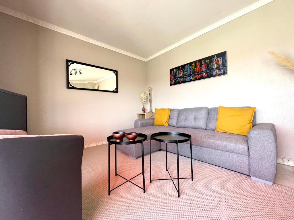 salon z kanapą i stołem w obiekcie RoofTop Apartement - Quartier Croisette - Esc'Appart w Cannes