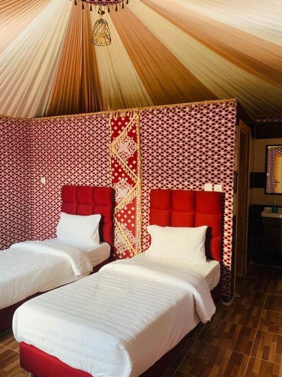 Postel nebo postele na pokoji v ubytování Sand Star Camp