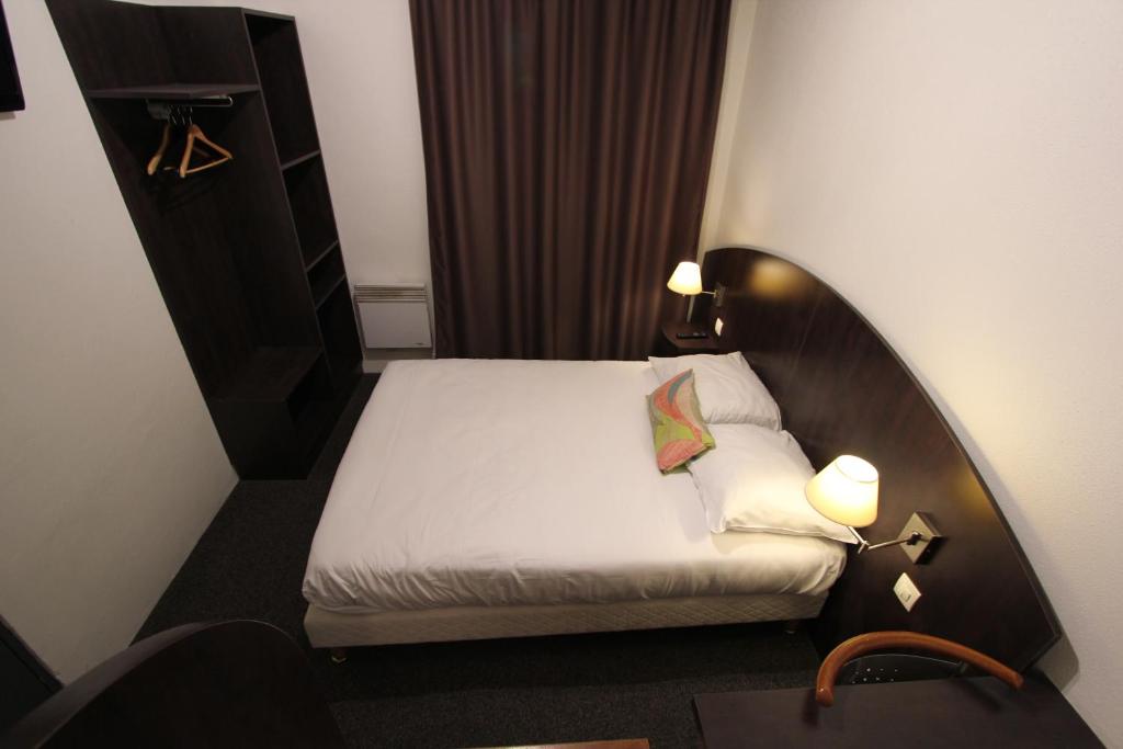 Postel nebo postele na pokoji v ubytování Hôtel Vol de Nuit Purpan