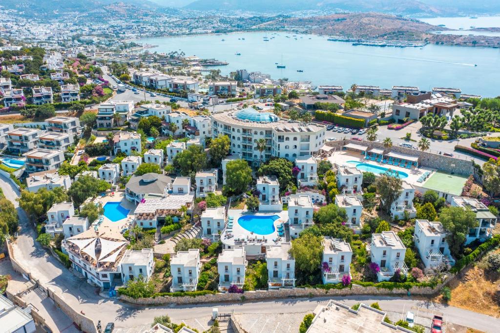 居姆貝特的住宿－Riva Bodrum Resort- Adult Only +16，城市的空中景观,房屋和水