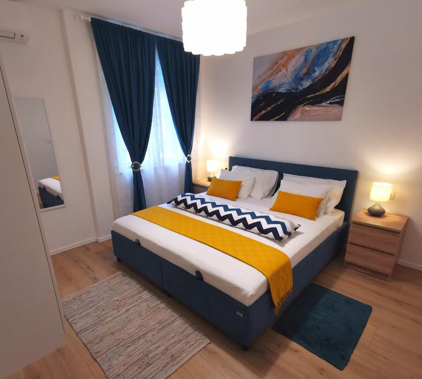 ein Schlafzimmer mit einem Kingsize-Bett in einem Zimmer in der Unterkunft Apartment Blue Dream in Dubrovnik